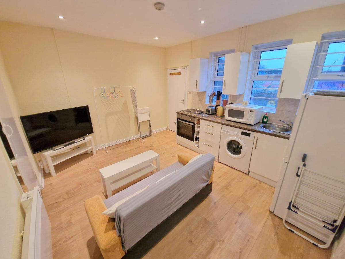 Super Studio With Two Bedrooms - Five Minutes From The Station! ลอนดอน ภายนอก รูปภาพ