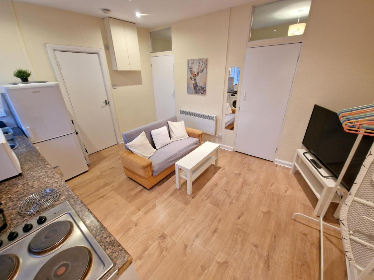 Super Studio With Two Bedrooms - Five Minutes From The Station! ลอนดอน ภายนอก รูปภาพ