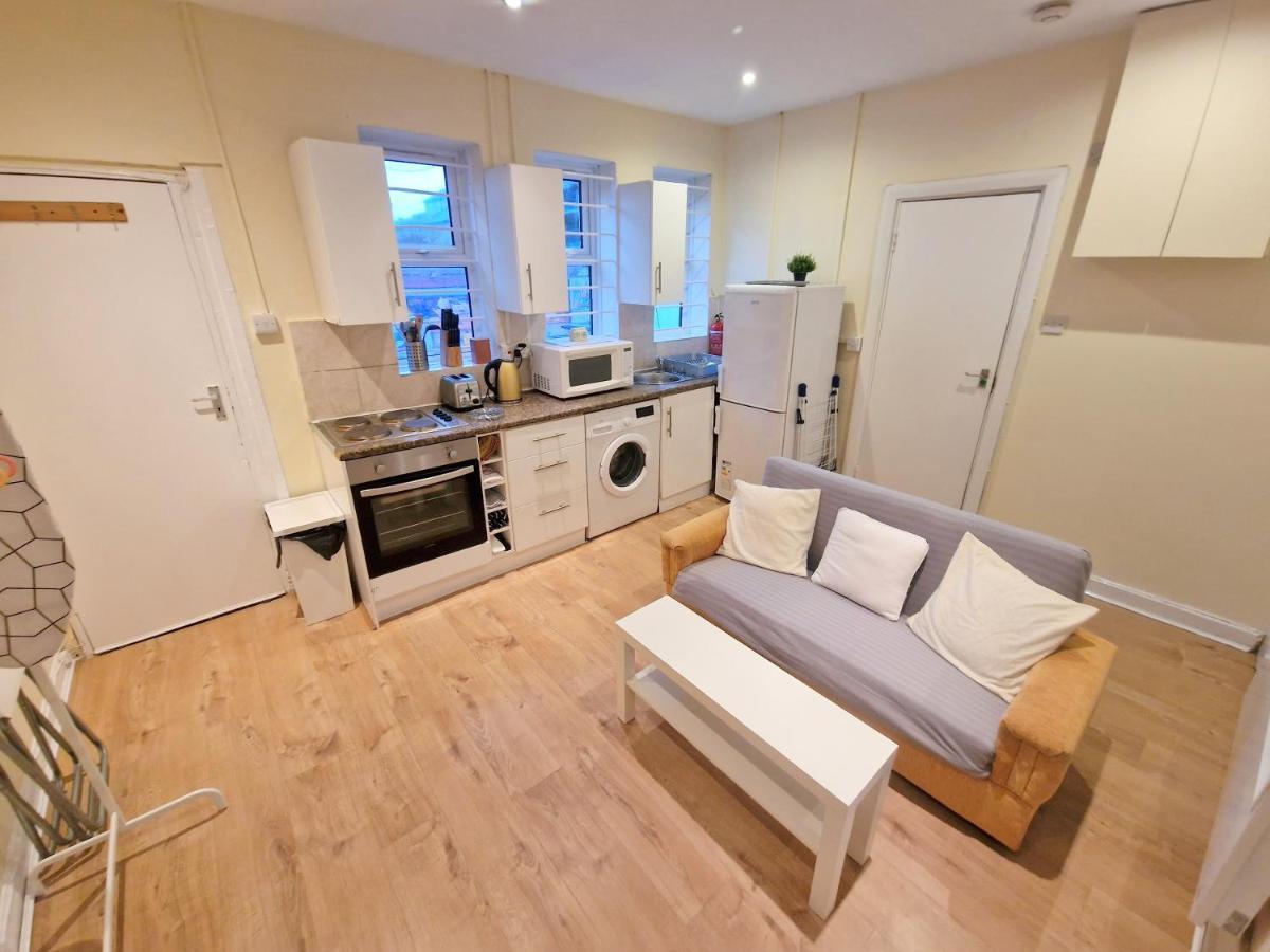Super Studio With Two Bedrooms - Five Minutes From The Station! ลอนดอน ภายนอก รูปภาพ