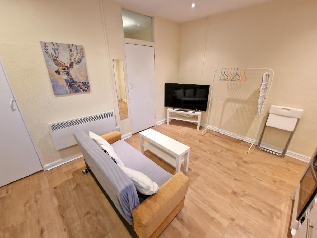 Super Studio With Two Bedrooms - Five Minutes From The Station! ลอนดอน ภายนอก รูปภาพ
